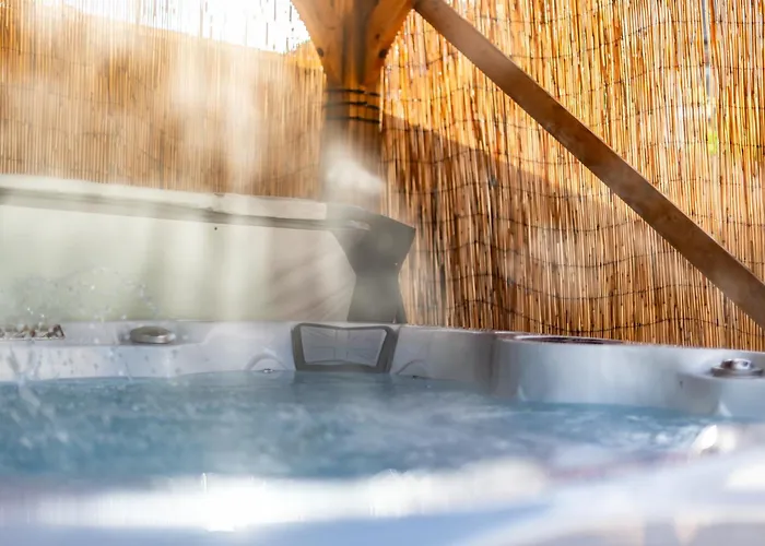 Little Apple Cottage- Free Parking, Hot Tub, Fire, Town Centre